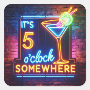 Fünf Uhr irgendwo, wo Neon auf Stein unterschreibt Quadratischer Aufkleber
