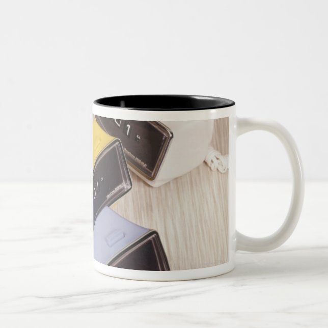 Fünf Uhren Zweifarbige Tasse (Rechts)