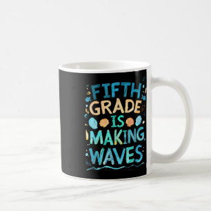 Fünfte Klasse macht Wellen zurück zu den Schulkind Kaffeetasse
