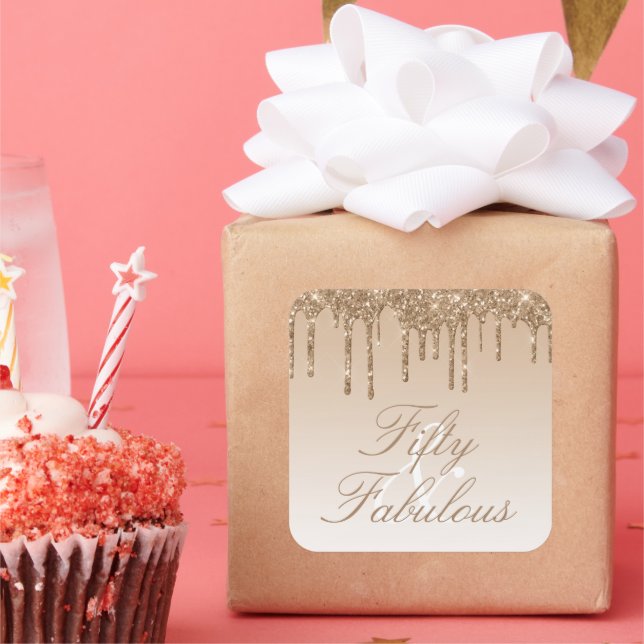 Fünfzig und fabelhaft Gold Sparkle Glitzer Tropfen Quadratischer Aufkleber (Party)