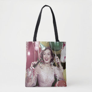 Fünfzigerjahre glückliche Frau im Party-Kleid am Tasche