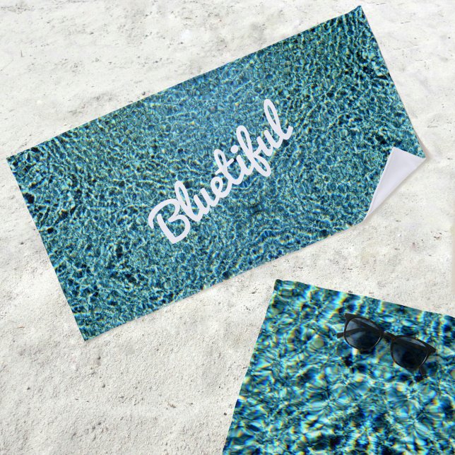 Funkelblaues Wasser Strandtuch (Von Creator hochgeladen)