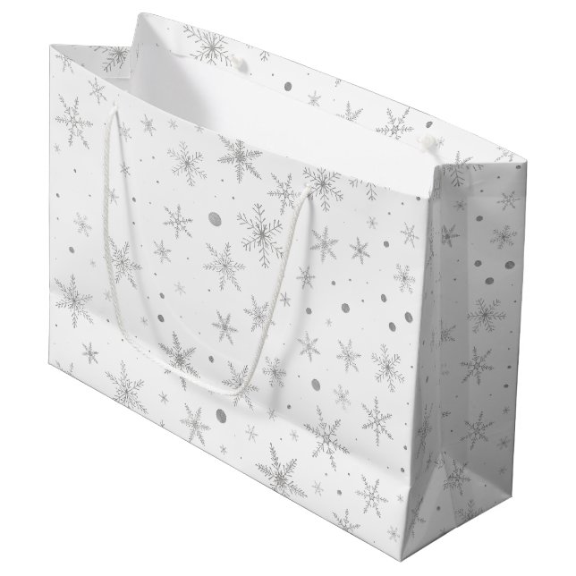 Funkeln-Schneeflocke - silbernes Grau u. Weiß Große Geschenktüte (Vorderseite Schrägansicht)