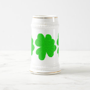 Funkelnd Kleeblatt mit Glück am St. Patrick's Day Bierglas