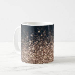 Funkelnde Tautropfen in Erdtönen Kaffeetasse