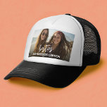 Funktionen mit Foto und benutzerdefiniertem Text - Truckerkappe<br><div class="desc">Fügen Sie ein Party Bild hinzu und fügen Sie Text hinzu. Ein lustiges Skript sagt "Besties",  kann aber Änderungen sein. Wenn Sie das Kunstwerk anpassen oder den Schriftart ändern möchten,  können Sie auf den Bereich anpassen klicken. Dies führt Sie zum Design-Tool,  mit dem Sie viele Änderungen vornehmen können.</div>