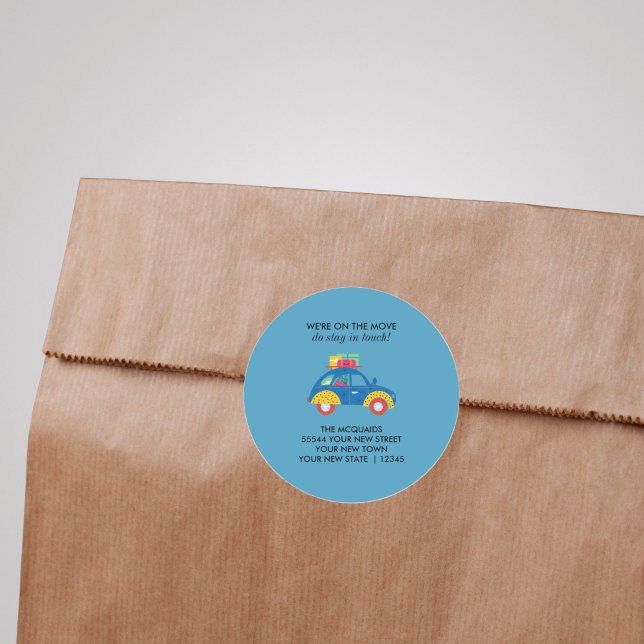 Funky Car on Move Ankündigung Runder Aufkleber (Funky Blue Car Moving Announcement Sticker)