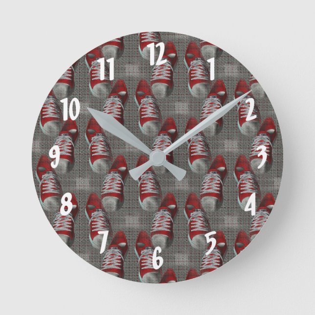 Funky Red Sneakers Abstract Design Runde Wanduhr (Vorderseite)