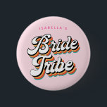 Funky Retro Vintag Bride Tribe Bachelorette Button<br><div class="desc">Funky Retro Inspirierte Junggeselinnen-Abschied-Taste für den Brauenstamm der Braut - mit fröhlichen Retrofarben und Ihrem Wunschtext. Ein lustiges Vintages, inspiriertes und fröhliches Design mit "Bride Stamm" und anpassbarem Text. Sie können sogar die Farben der Buchstaben ändern, wenn Sie möchten! Matching Party Artikel sind in meiner Shop Funky Retro Junggeselinnen-Abschied Kollektion...</div>