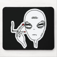 Funky Smoking Alien mit roten Nägeln