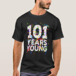 Funny 101 Years Young Happy 101St Birthday Men Wom T-Shirt<br><div class="desc">Funny 101. Geburtstag Shirt für Damen, 101 Jahre alt Geburtstagsgeschenke für Männer Frauen. Perfekte Geburtstagsfeier für Damen Erwachsene. Phantastischer Spaß Sprichwort farbenfrohe Grafik-Design Geburtstag Shirt für die besondere Person Familienfreunde. Spaß einzigartigen Geburtstagskuchen Geschenke Idee für Vater Mutter Großmutter Onkel Tante beste Freundin, Geburtstagsparty Vorräte, Überraschung Geburtstag Geschenke. Auch schön halten,...</div>