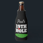 Funny 19. Loch Golf Bierflasche Getränkehalter Flaschenkühler<br><div class="desc">Der sonnige 19. Loch Golfbierflaschengetränk. Personalisierter Getränkehalter mit Namen und lustigem Zitat. Fügen Sie der Vorlage Ihren eigenen Text hinzu. Sportliches Putting Green Design für Geburtstagsparty, GRILLEN, Abendessen, Ruhestand etc. Beidseitiger Druck. Humorvolle Golfer Geschenke für Vater, Ehemann, Sporttrainer, Großvater, Vater, Chef, Mitarbeiter, Kumpel, Trainer, Mitarbeiter, Mutter, Ehefrau etc. Kundenspezifische Geschenkideen...</div>