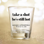 Funny 40. Geburtstag Shot Glass Schnapsglas<br><div class="desc">Die sonnige Brille für sein 40. Party. "Mach einen Schuss,  der noch heiß ist" ist in einer großen,  fett angesagten Typografie und sein Name und sein Geburtstag sind in einfacher moderner Typografie.</div>