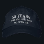 Funny 50-jähriges Jubiläum Mens Hat Geschenktafel Bestickte Kappe<br><div class="desc">50. Hochzeitsgeschenk für ihn sagt 50 Jahre und sie bringt immer noch mit mir auf einen bestickten Ball-Cap Hut für den Mann verheiratet 50 Jahre auf die gleiche Ehefrau.</div>