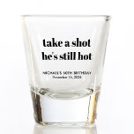Funny 60. Geburtstag Schnapsglas<br><div class="desc">Funny hat eine Brille für seine 60. Geburtstagsfeier gemacht. "macht einen Schuss, der noch heiß ist" ist in einer großen mutigen Typografie und sein Name und Geburtstag sind in einfacher moderner Typografie.</div>