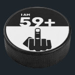 Funny 60. Geburtstagsgeschenk, 59 Plus eins Eishockey Puck<br><div class="desc">Ein 59 Plus Ein Hockey Puck wäre ein einzigartiges und humorvolles Geschenk für jemanden, der 60 Jahre alt wird. Das "59 Plus One"-Design des Paddels spielt im Alter des Geburtstags, mit dem Schachbrettmuster, das ein lustiges und spielerisches Element ergänzt. Sonniges 60. Geburtstagsgeschenk, 69 Plus ein 60. Geburtstag, 60., 60., 60...</div>