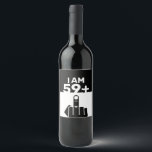 Funny 60. Geburtstagsgeschenk, 59 Plus eins Weinetikett<br><div class="desc">Ein 59 Plus One Wine Label wäre ein einzigartiges und humorvolles Geschenk für jemanden, der 60 Jahre alt wird. Das "59 Plus One"-Design des Paddels spielt im Alter des Geburtstags, mit dem Schachbrettmuster, das ein lustiges und spielerisches Element ergänzt. Sonniges 60. Geburtstagsgeschenk, 69 Plus ein 60. Geburtstag, 60., 60., 60...</div>