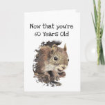 Funny 60th Old Age Birthday Eichhörnchen Gute Zeit Karte<br><div class="desc">Der lustige Geburtstag des Alten Alters, der sagt: "Jetzt, wo du 60 Jahre alt bist, wird es länger dauern, eine gute Zeit zu verbringen als sie zu haben." Diese Karte ist mit einem niedlichen Wasserfarbeneiferhörnchen versehen. Großartige Karte für diese besondere Person mit einem Sinn für Spaß oder einen, der Eichhörnchen,...</div>