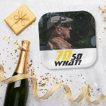 Funny 70 so, was Zitat Foto 70. Geburtstag Pappteller<br><div class="desc">Funny 70 so,  was Zitat Foto 70. Geburtstag Party Papier Teller. Ein motivierend und lustiger Text 70 So,  was ist toll für eine Person mit einem Sinn für Spaß. Der Text ist in Gelb und Schwarz. Fügen Sie Ihr Foto hinzu. Sie können das Alter ändern.</div>