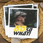Funny 80 so, was Zitat Foto 80. Geburtstag Serviette<br><div class="desc">Funny 80 so,  was Zitat Foto 80. Geburtstag Party Napkins. Ein motivierend und lustiger Text 80 So was ist toll für eine Person mit einem Sinn für Spaß. Der Text ist in Gelb und Schwarz. Fügen Sie Ihr Foto hinzu. Sie können das Alter ändern.</div>