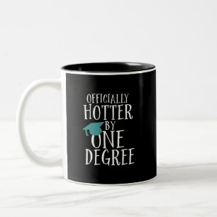 Funny Abschluss Offiziell Hotter by One Degree Zweifarbige Tasse