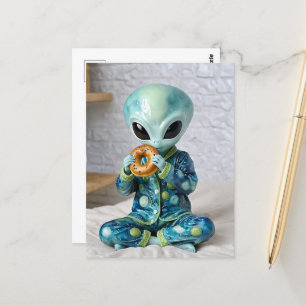 Funny Alien Eating a Bagel in Bed Postkarte