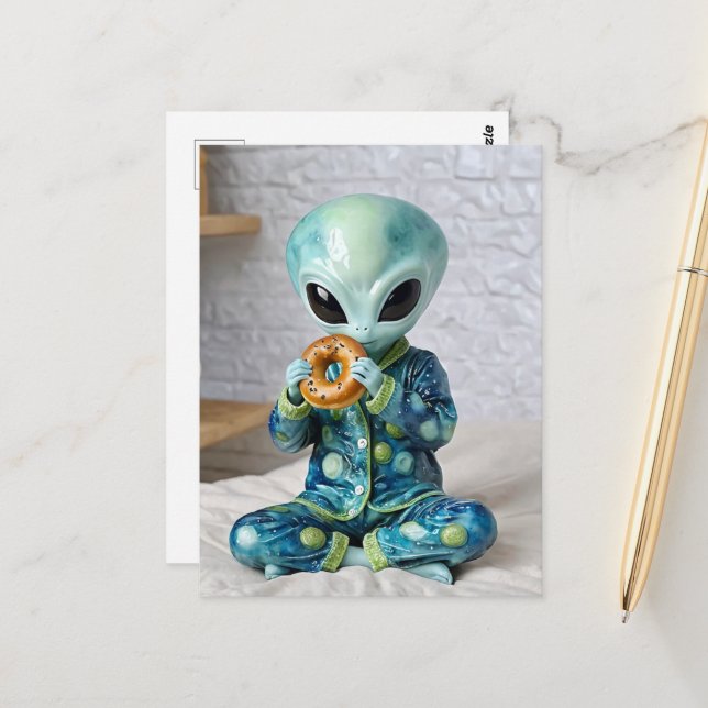 Funny Alien Eating a Bagel in Bed Postkarte (Vorderseite/Rückseite Beispiel)