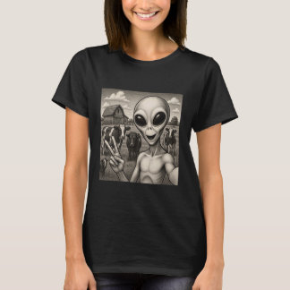 Funny Alien Selfie With Cows UFO Sci-Fi Humor T-Shirt