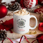Funny 'Alles ist gut' Weihnachten Kaffeetasse<br><div class="desc">Funny Christmas Coffee Tasse. Das Design zeigt eine Illustration der verworrenen Weihnachtsmärchen und die lustige Unterschrift "I'M FINE. DAS IST GUT. ALLES IST SCHÖN",  eine fröhliche Weihnachtsbotschaft und Familienname.</div>