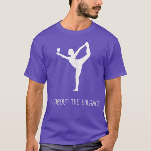Funny alles über die Balance Wein Yoga Pose Zitat T-Shirt