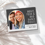 Funny Arch Foto Wedding Save the Date Ankündigungspostkarte<br><div class="desc">Machen Sie sich bereit zum Party mit unseren Save the Date Postkarten, maßgeschneidert für das dynamische Duo, das eine gute Zeit mit ihren nächsten und liebsten Lieben! Mit einem eleganten und zeitgenössischen Design, unser Arch-Foto "Booze, food, and bad dance move" (Booze, Essen und schlechter Tanz), die Daten sind die perfekte...</div>