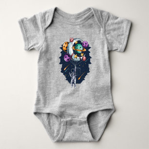 Funny Astronaut hält einen Ballon von Planets Baby Strampler