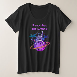Funny Astronaut sitzt auf Saturn Große Größe T-Shirt