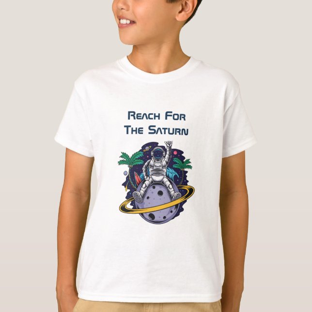 Funny Astronaut sitzt auf Saturn T-Shirt (Vorderseite)