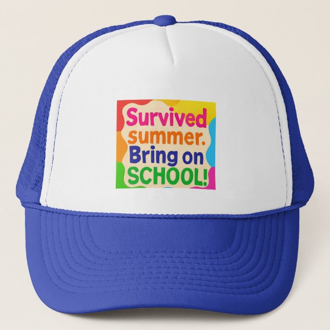 Funny Back to School Hat – "Survived Summer, Bring Truckerkappe (Vorderseite)