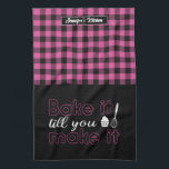 Funny Backbake es, bis Sie es rosa Kariert machen Geschirrtuch<br><div class="desc">Das coole Küchenhandtuch macht das Kochen noch angenehmer. Personalisiertes Geschenk für Familie und Freunde,  die Liebe Kochen,  Backen und probieren neue Rezepte in der Küche. Passen Sie die Formulierung an Ihren Anlass an. Mit dem Design-Tool können Sie den Schriftart-,  Schriftart- und Schriftart-Typ weiter ändern.</div>