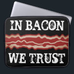 Funny bacon Zitat Laptop Ärmel für Schweineliebhab Laptopschutzhülle<br><div class="desc">Funny bacon Zitat Laptop Ärmel für Schweinefleisch Liebhaber. Vintages Essen und Typografie-Design. Spaß Geburtstagsgeschenk Idee für Freunde,  Familie,  Mitarbeiter,  Vater etc. Mit dem Bacon vertrauen wir!</div>