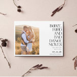 Funny Bad Dance bewegt Foto Save the Date Magnetkarte<br><div class="desc">Modernes Foto Save the Date Magnetkarte in einem lustigen "Booze,  food and bad dance move"-Design,  dass Ihre Familie und Freunde Liebe wird. Passen Sie diese an,  speichern Sie die Daten mit Ihren Fotos und fügen Sie Ihre Hochzeitsdetails hinzu.</div>