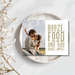 Funny Bad Dance Moves Foto Hochzeit speichern das  Ankündigungspostkarte<br><div class="desc">Machen Sie sich bereit, mit unserer lustigen "Booze, Food, Bad Dance Moves" Save the Date Postkarte ein Leben lang zu feiern! Diese Postkarte soll Ihren Hochzeitsankündigungen eine Touch Spaß und Persönlichkeit verleihen und wird Ihren Gästen ein Lächeln versetzen. Die Vorderseite der Postkarte weist ein spielerisches und auffälliges Design mit feinem,...</div>