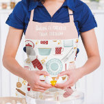 Funny Baking Sprichwort Moderne Küche Pink Schürze<br><div class="desc">Funny Baking Sprichwort Moderne Küche Pink Schürze bietet eine bunte Küche themed Muster mit dem bearbeitbaren Text "Backen ist billiger als Therapie" in der modernen Schrift Typografie. Das perfekte Geschenk für Weihnachten,  Geburtstag,  Muttertag und für diejenigen,  die gerne backen und kochen. Entworfen von ©Evco Studio www.zazzle.com/store/evcostudio</div>