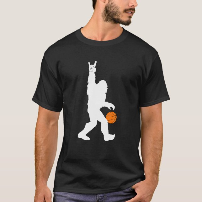 Funny Basketball Bigfoot Rock On Hoops Basketball T-Shirt (Vorderseite)