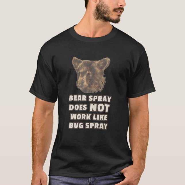 Funny Bear Spray Bug Spray Joke Funny Camping T-Shirt (Vorderseite)