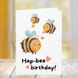 Funny Bee Birthday Karte<br><div class="desc">Diese Geburtstagskarte zeichnet sich durch ein reizvolles und skurriles Design aus, das sich perfekt eignet, um Freude an einem besonderen Tag zu vermitteln. Die Vorderseite zeigt bezaubernde Illustrationen von lächelnden Bienen, begleitet von dem spielerischen Wortspiel "Geburtstag der Hap-Biene!" in einem fröhlichen Schriftart. Der Hintergrund ist mit kleinen, pastellfarbenen Herzen und...</div>