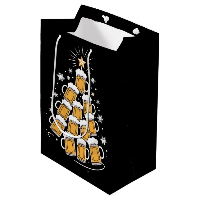 Funny Beer Christmas Tree Holiday Drinking Mittlere Geschenktüte (Vorderseite Schrägansicht)
