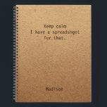 Funny Behielt Calm Spreadsheet Personalisiert Offi Notizbuch<br><div class="desc">Funny Behalten Calm Spreadsheet Personalisiert Office Notes Notebook enthält den Text "Behalt ruhig habe ich eine Tabelle für das" mit Ihrem personalisierten Namen unten auf einem geschlechtsneutralen rustikalen handwerklichen Hintergrund. Personalisieren Sie diese,  indem Sie den Text in dem dafür vorgesehenen Textfeld bearbeiten. Entwickelt für Sie von ©Evco Studio www.zazzle.com/store/evcostudio</div>