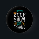 Funny Behielt Ruhe und Go Fishing Fisherman Spaß Button<br><div class="desc">Ein lustiges und humorvolles Design für Fischer, Angler, diejenigen, die Liebe Fluss und Seefischen. Diese Vintage Retro- und Notrufware ist ideal zum Angeln auf der Holzhütte. Bringen Sie Ihre Gänge, Angelrute, Angelrolle und fangen wir Fische. Großes Weihnachtsgeschenk und Geburtstagsgeschenk für Ruhestand, Großvater, Ehemann oder Liebe Spaß, Witze, Pun und Sarkasmus....</div>