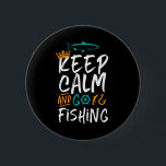Funny Behielt Ruhe und Go Fishing Fisherman Spaß Button<br><div class="desc">Ein lustiges und humorvolles Design für Fischer, Angler, diejenigen, die Liebe Fluss und Seefischen. Diese Vintage Retro- und Notrufware ist ideal zum Angeln auf der Holzhütte. Bringen Sie Ihre Gänge, Angelrute, Angelrolle und fangen wir Fische. Großes Weihnachtsgeschenk und Geburtstagsgeschenk für Ruhestand, Großvater, Ehemann oder Liebe Spaß, Witze, Pun und Sarkasmus....</div>