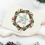Funny Belated Vintag Style Christmas Feiertagskarte<br><div class="desc">Diese elegante Vintage Weihnachtskarte hat eine coole Drehung: Statt sich für das Zögern der Weihnachtskarte zu entschuldigen, weisen Sie darauf hin, dass Sie damit richtig sind! Das Innere der Karte sagt die Wahrheit: Traditionell beginnt die Weihnachtszeit am 25. Dezember (dem ersten Weihnachtsfeiertag) und dauert bis zum 2. Februar Candlemas. Das...</div>