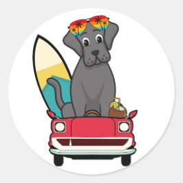 Funny Big Black Dog fährt zum Strand Runder Aufkleber