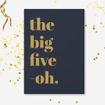 Funny Big Five Oh Birthday Navy Blue Gold Einladung<br><div class="desc">Feiern Sie Ihren 50. Geburtstag stilvoll und mit Spaß! Auf einem marineblauen Hintergrund lautet die große Goldtypografie vorne "The big Five-oh", aber das kann man in jedes andere Oh! Meilenstein-Zeitalter ändern. Auf der Rückseite, in einem Mix aus Gold und Weiß Typografie, können Sie leicht anpassen, die Vorlage Typografie mit den...</div>